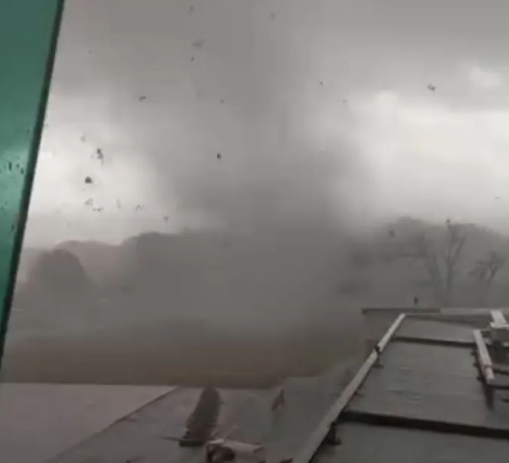 (VIDEO) Dramatični snimci iz Francuske, tornado poharao vazdušnu luku