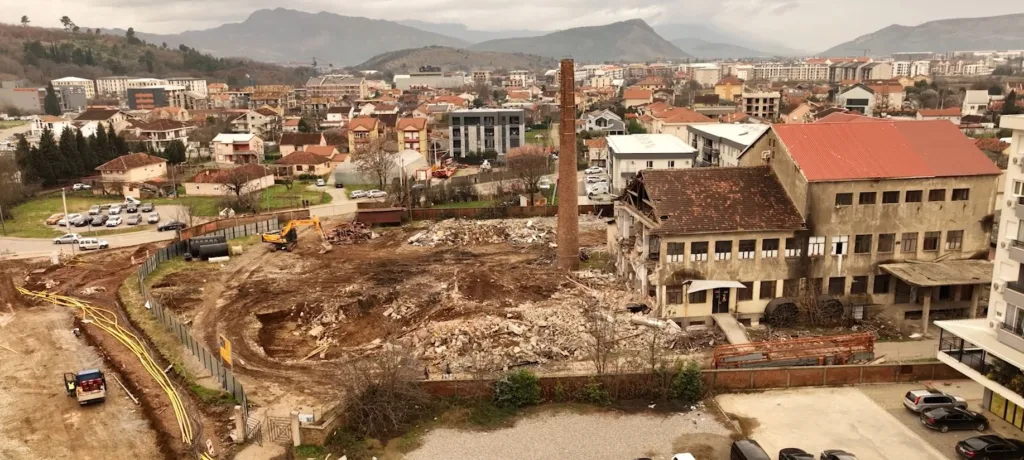 (VIDEO) Filipović: Krov fabrike “19. decembar” od cementnoazbestnih ploča; Bajić: Azbest najopasniji u formi prašine, izaziva i karcinom