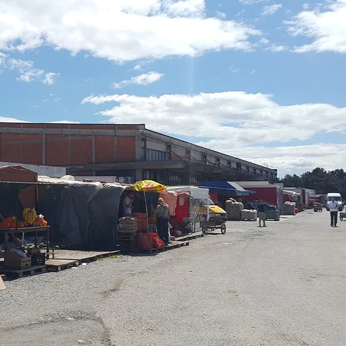 Prodavci na Kamionskoj pijaci žale se na loše uslove: Grabe se za parking, svuda smeće
