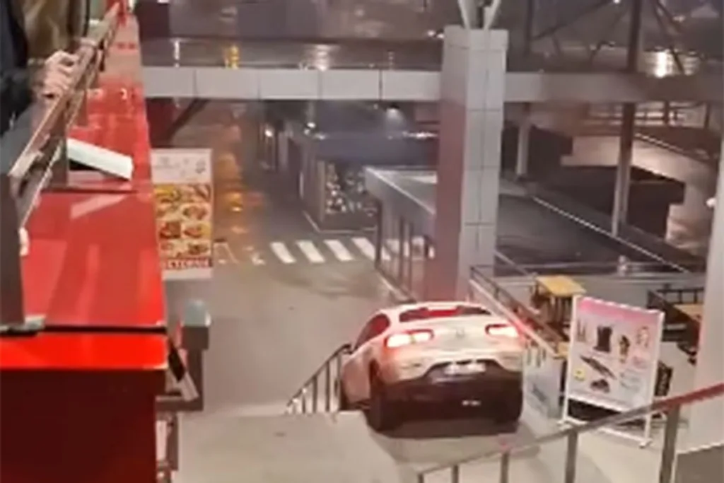 Mercedesom se spustio niz stepenice banjalučke Tržnice