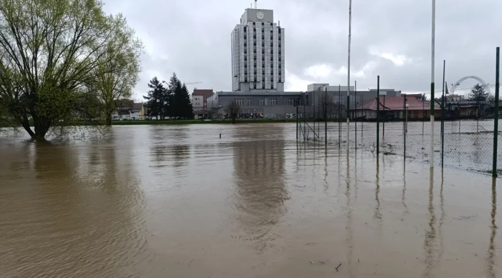 Kritična situacija u sjevernoj Bosni, rijeke se izlile iz korita, vanredno stanje u više opština