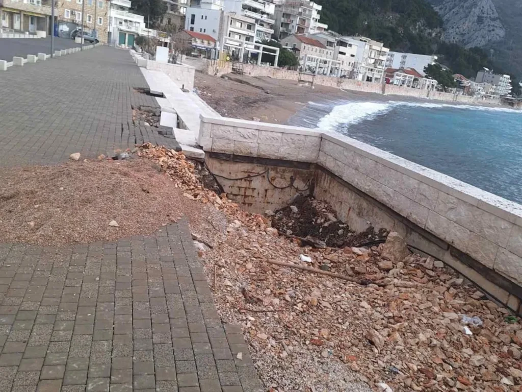 (FOTO) Oštećeno šetalište u Sutomoru