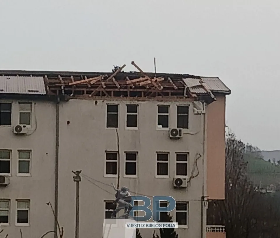 Vjetar odnio dio krovne konstrukcije sa zgrade doma starih u Bijelom Polju
