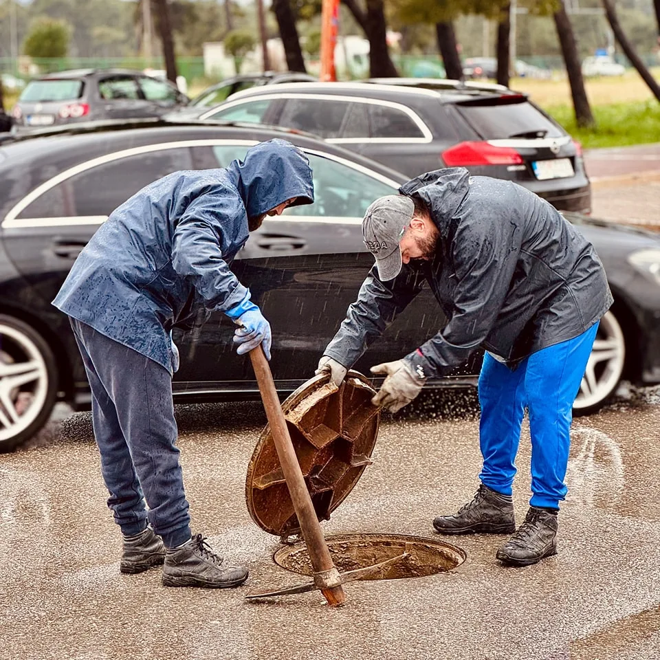 Otkolnjen kvar na fekalnoj kanalizaciji u dvorištu  škole „Dr Dragiša Ivanović“