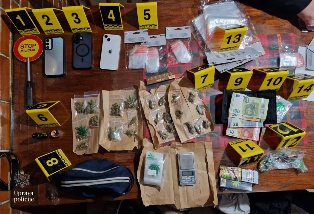 Uhapšen Podgoričanin: pronađena pakovanja marihuane, novac, policijska palica, noževi, elektrošoker