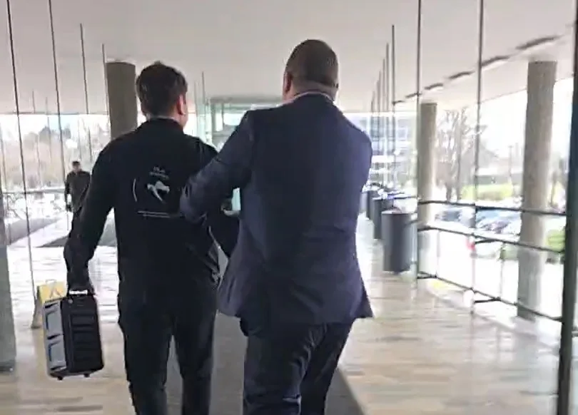 Zagreb: Upao u Gradsku upravu i pustio “Bojnu Čavoglave”