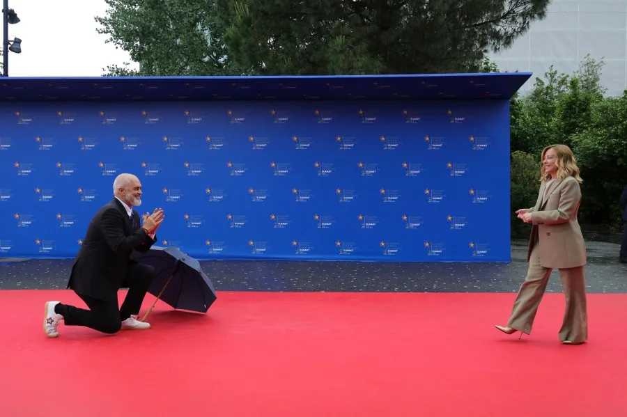 Rama opet na koljenima pred Đorđom Melon