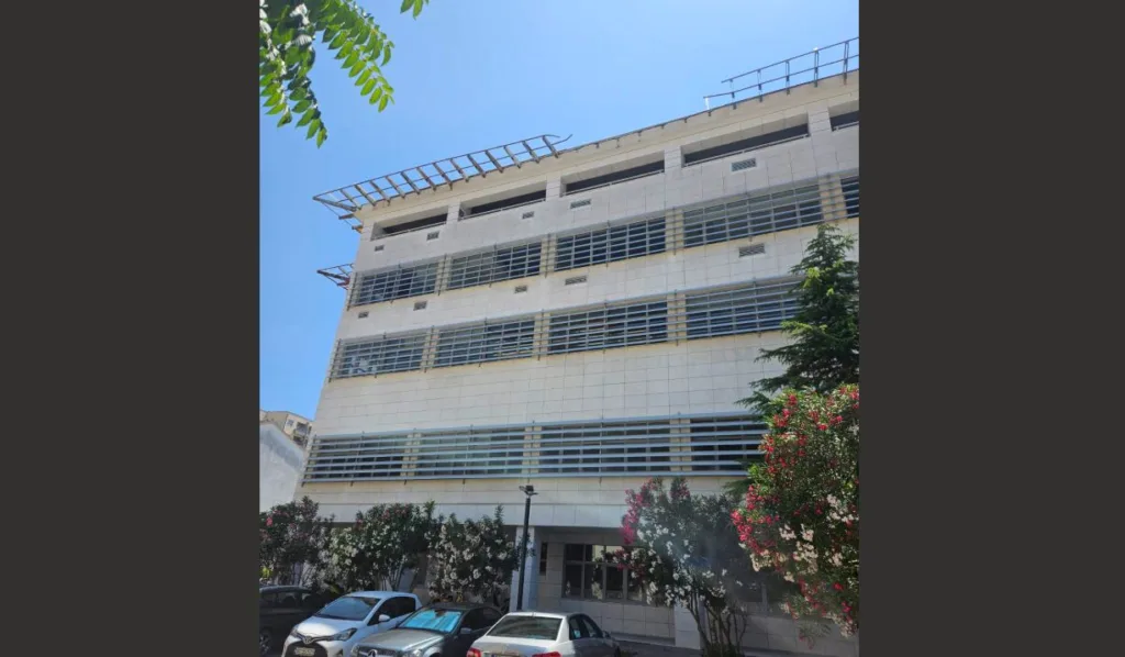 Grupa građana BU2: Apelujemo na hitnu sanaciju krova i nadstrešnice na zgradi “Akademije znanja”