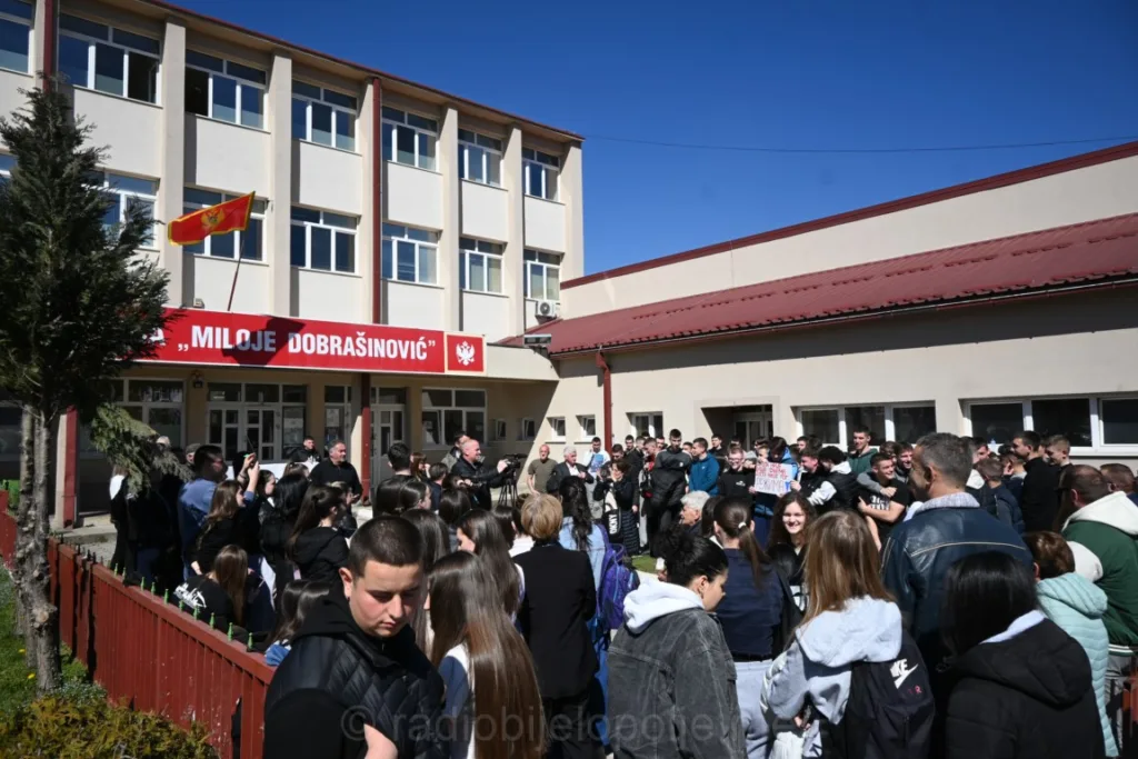 Gimnazijalci i danas protestovali ispred škole
