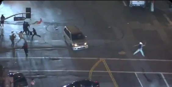 Potpuni haos na ulicama Los Anđelesa, demonstranti i policija se sukobljavaju