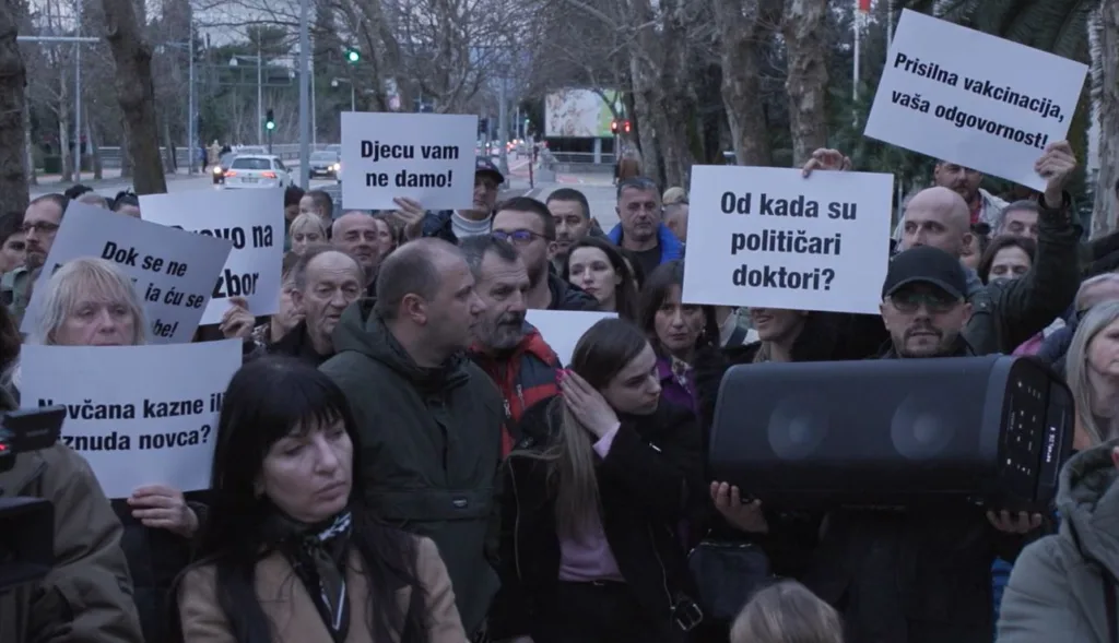 (VIDEO) Protest ispred Skupštine zbog obavezne vakcinacije predškolaca: Roditelji traže povlačenje zakona