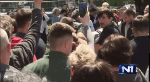 Novi incidenti u Novom Sadu, izveden dekan, građani ga polivali vodom, policiju gađali jajima