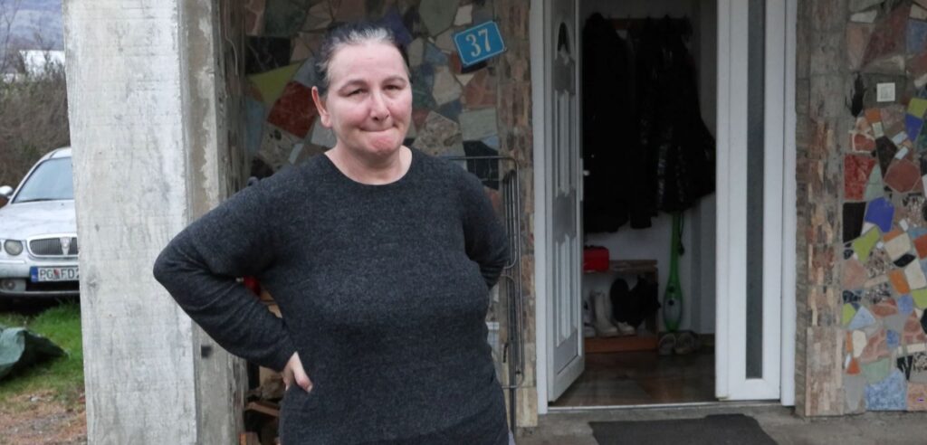 (VIDEO) Samohrana majka Anela Stanimirović vodi svakodnevnu borbu: Sa 265 eura podiže djecu, a mora da se liječi