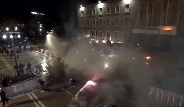 Haos na protestima u Albaniji: Demonstranti bacali Molotovljeve koktele i pirotehniku na zgradu vlade