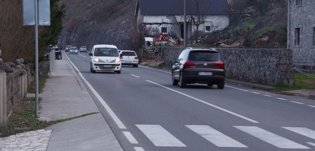 (VIDEO) Velje brdo: Pješaci zbog nesavjesnih vozača svakodnevno rizikuju život tokom prelaska ulice