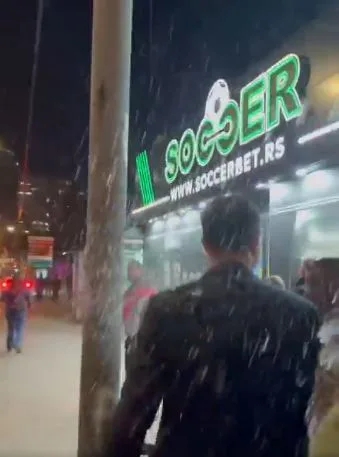 (VIDEO) Nišlije gradonačelnika Pavlovića zasule jajima i ispolivale vodom