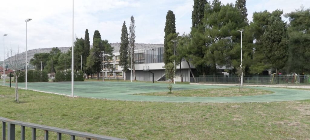 (VIDEO) Mještani Tološa traže dostupan prostor za dječiju igru i rekreaciju jer im je uskraćeno školsko dvorište