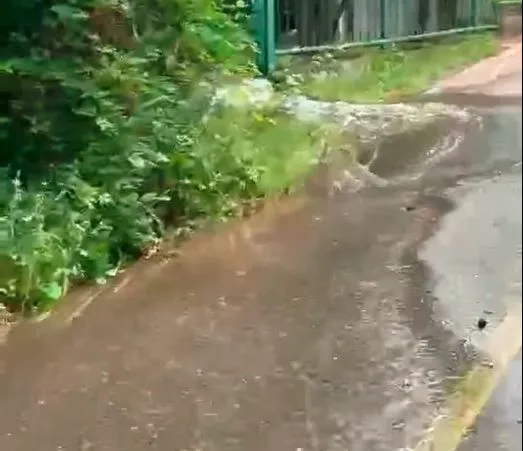 (VIDEO) Kvar na vodovodnoj cijevi na Gorici, voda otiče po šetačkoj stazi