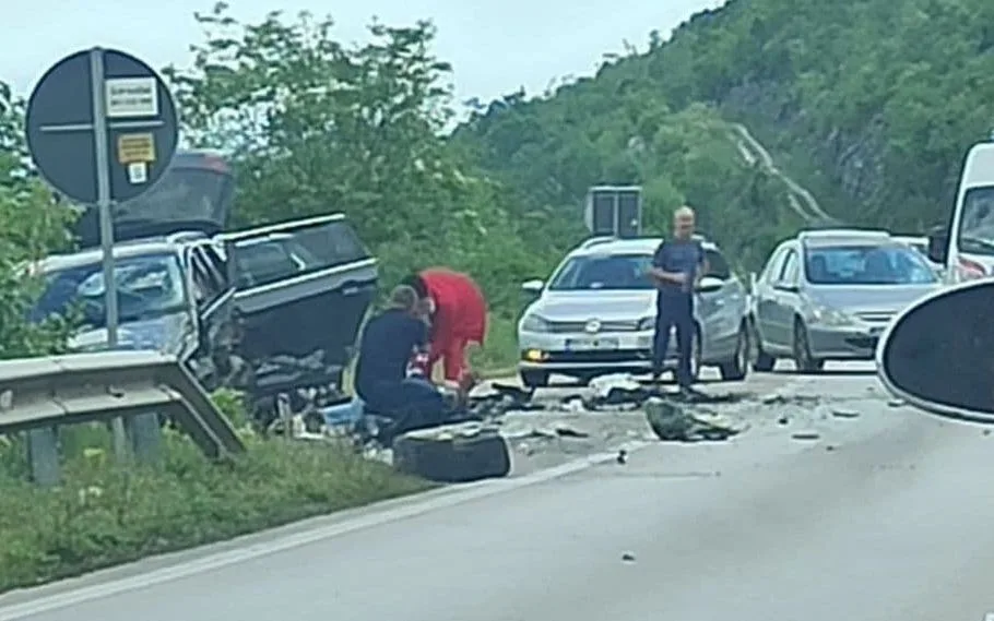 Saobraćajna nezgoda u Drenoštici, troje povrijeđenih prevezeno u KCCG