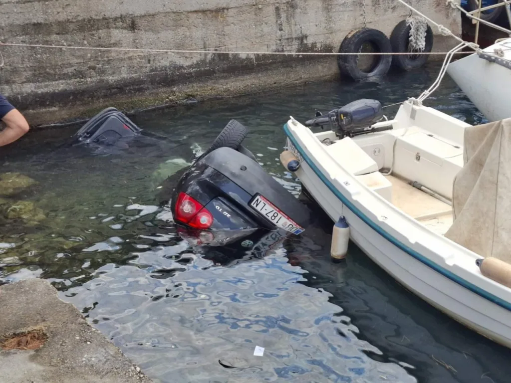 U Dubrovniku automobil sletio u rijeku, mladić teško povrijeđen
