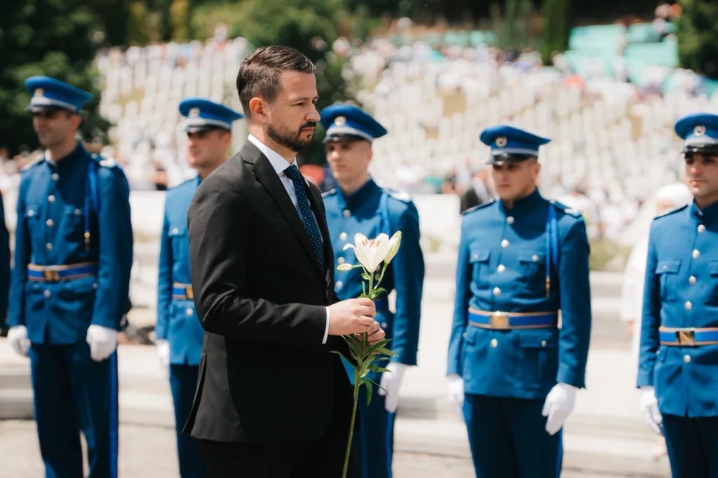 ”Obaveza svakog demokratskog društva i svakog čovjeka jeste da čuva sjećanje na Srebrenicu, ne kao teret, već kao obavezu, da se nikada ne zaboravi”