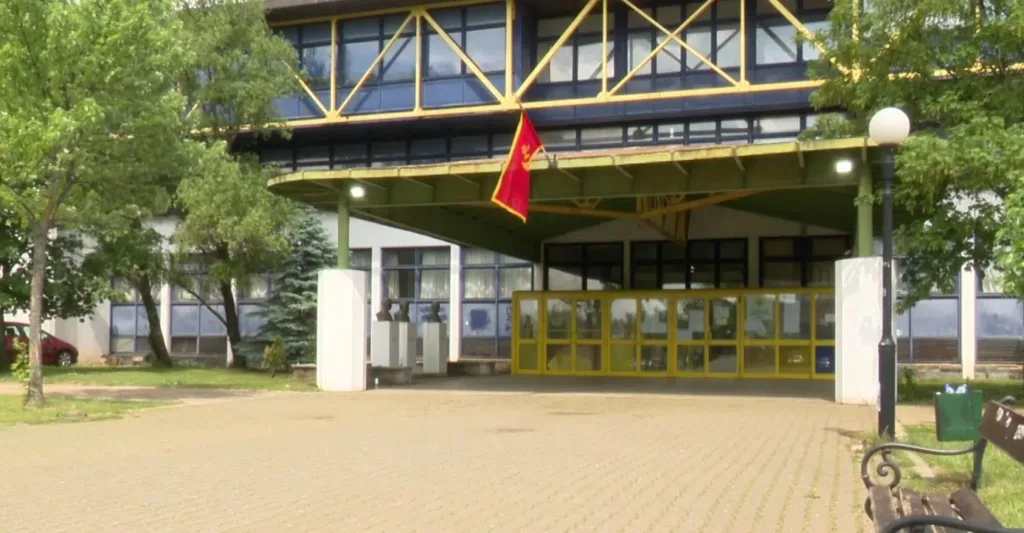 Dojava u nikšićkoj Gimnaziji bila lažna: Učenici vraćeni na nastavu
