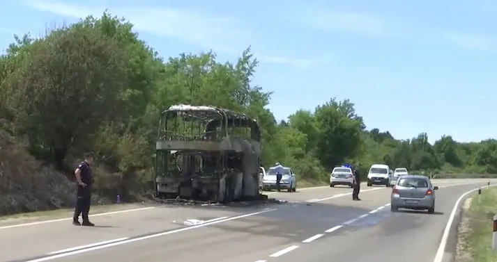 Zapalio se autobus pun đaka kod Boljevca, djeca na vrijeme evakuisana