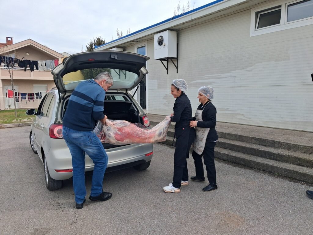 Mugoša donirao jagnje Narodnoj kuhinji