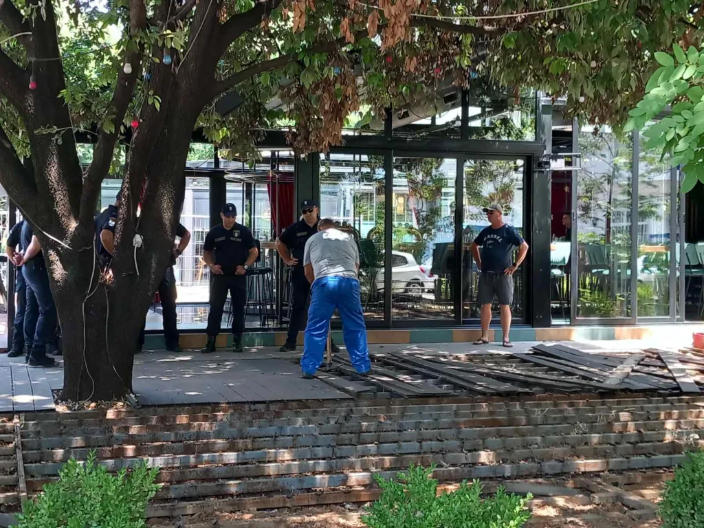 Inspekcija uklanja baštu lokala; Kovačević: Svaki lokal koji ne bude imao dozvolu doživjeće istu sudbinu