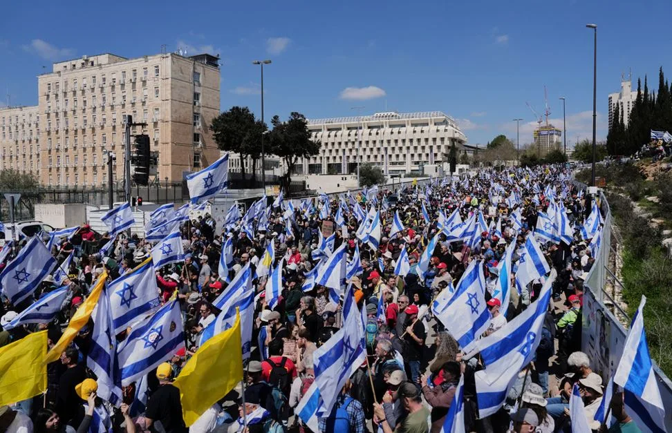 Veliki broj građana se okupio kod kuće Benjamina Netanjahua, izbili sukobi sa policijom