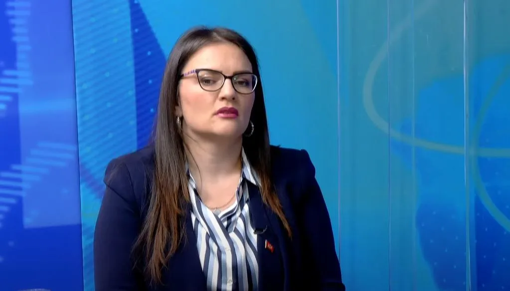 Marković stajala ispred bine sa transparentom upućenim Abazoviću