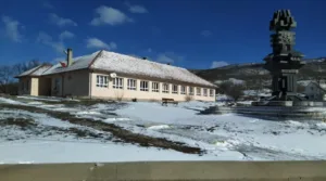 U školi kod Nikšića dječak zadobio teške tjelesne povrede, hitno prevezen u Klinički centar