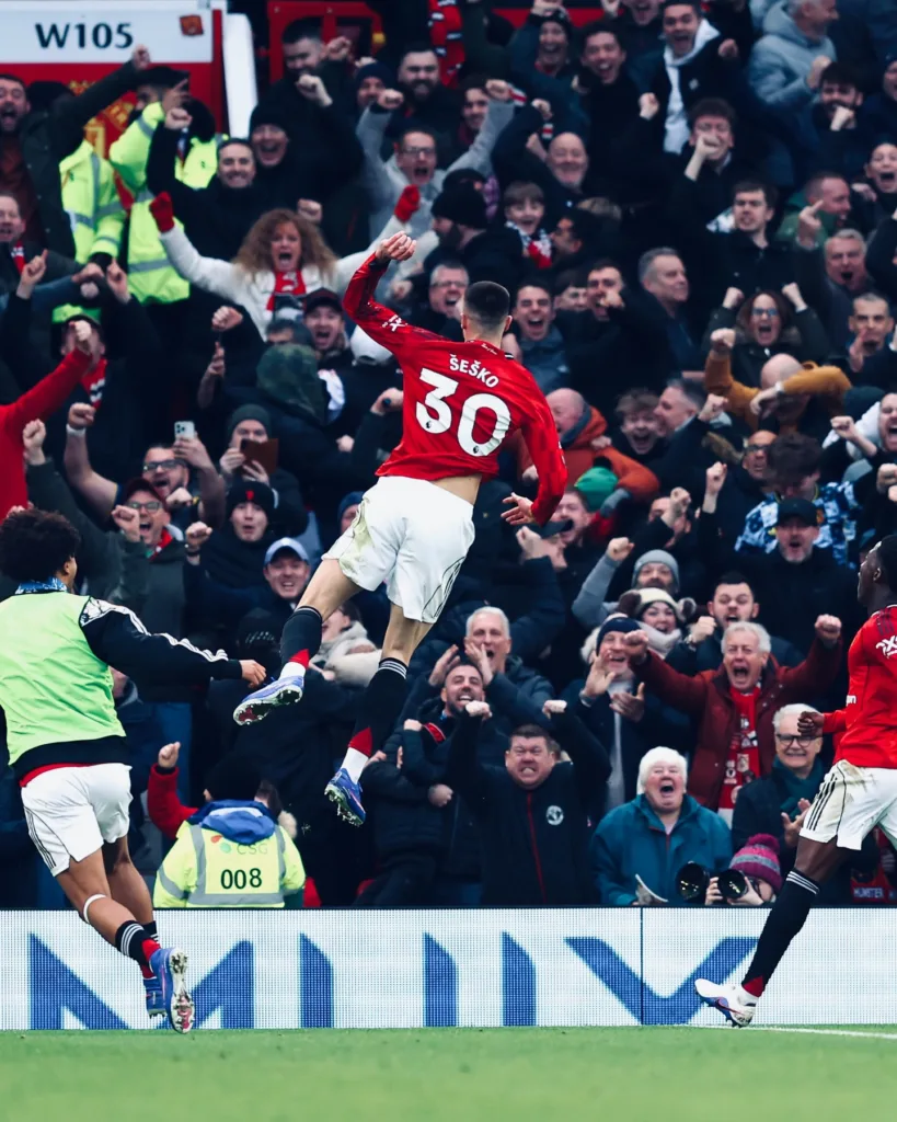 Šeško spasio Junajted u 96. minutu, ali viralni fan i dalje čeka na šišanje; Čelsiju malo 2:0