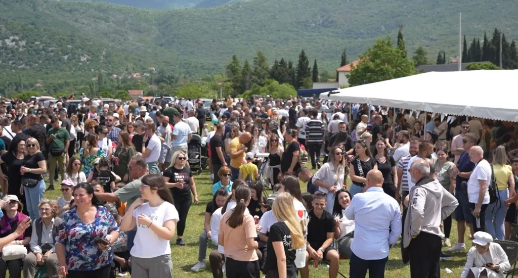 “Krtolijada” u Kučima: Ekipa Gradske TV osvojila nagradu u spremanju kačamaka
