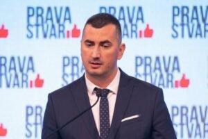 Božović: Upravni sud da poništi Zaključak SO Žabljak na osnovu kojeg je protivzakonito istaknuta trobojka