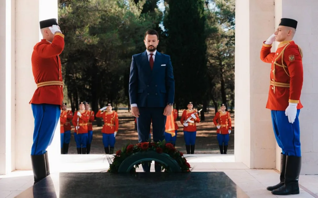 Milatović položio vijenac na spomenik Partizanu borcu na Gorici