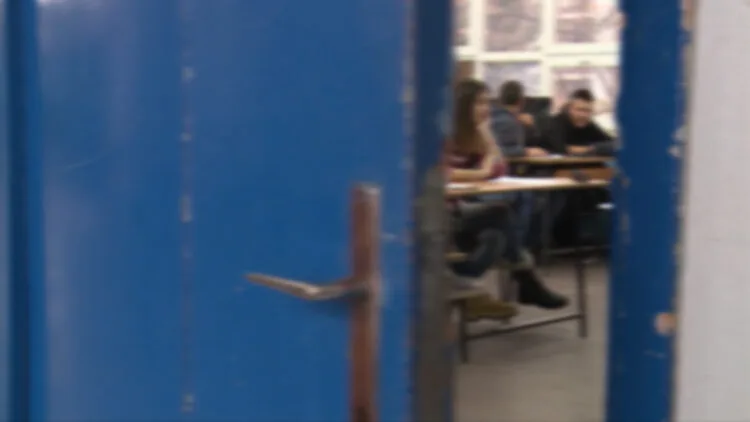 Profesor Akademije umetnosti zaključao studente u kabinet, primorava ih da prisustvuju predavanjima