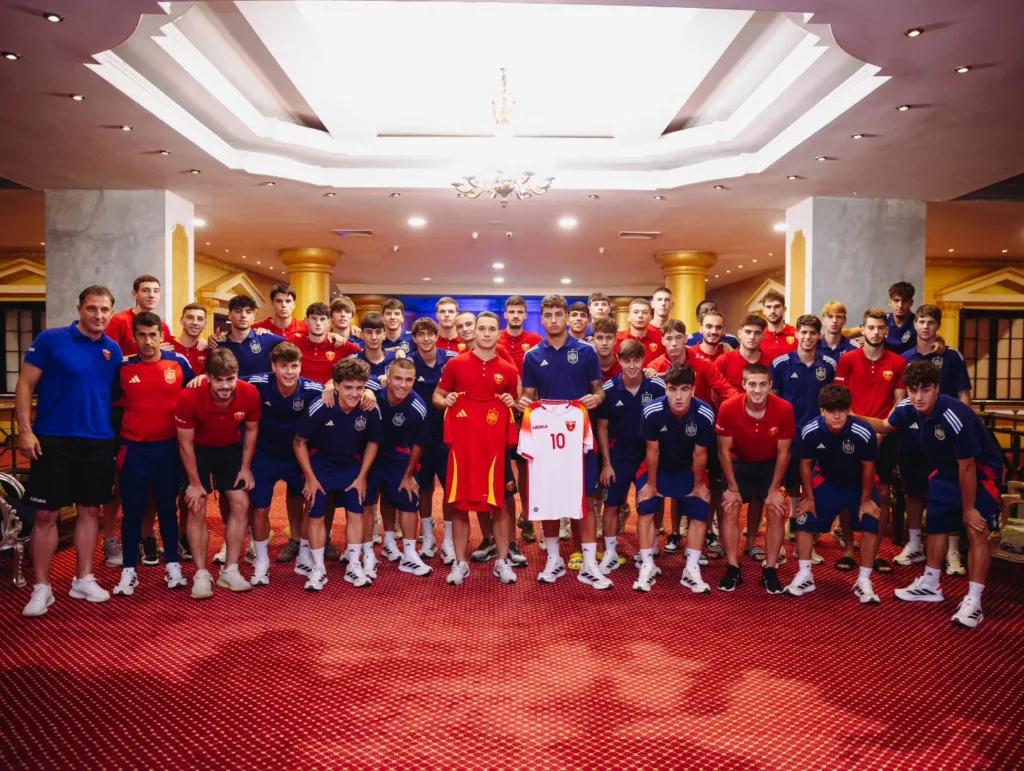 Crnogorci i Španci napravili zajedničku fotografiju uoči sjutrašnjeg duela, kapiteni dvije selekcije razmijenili dresove