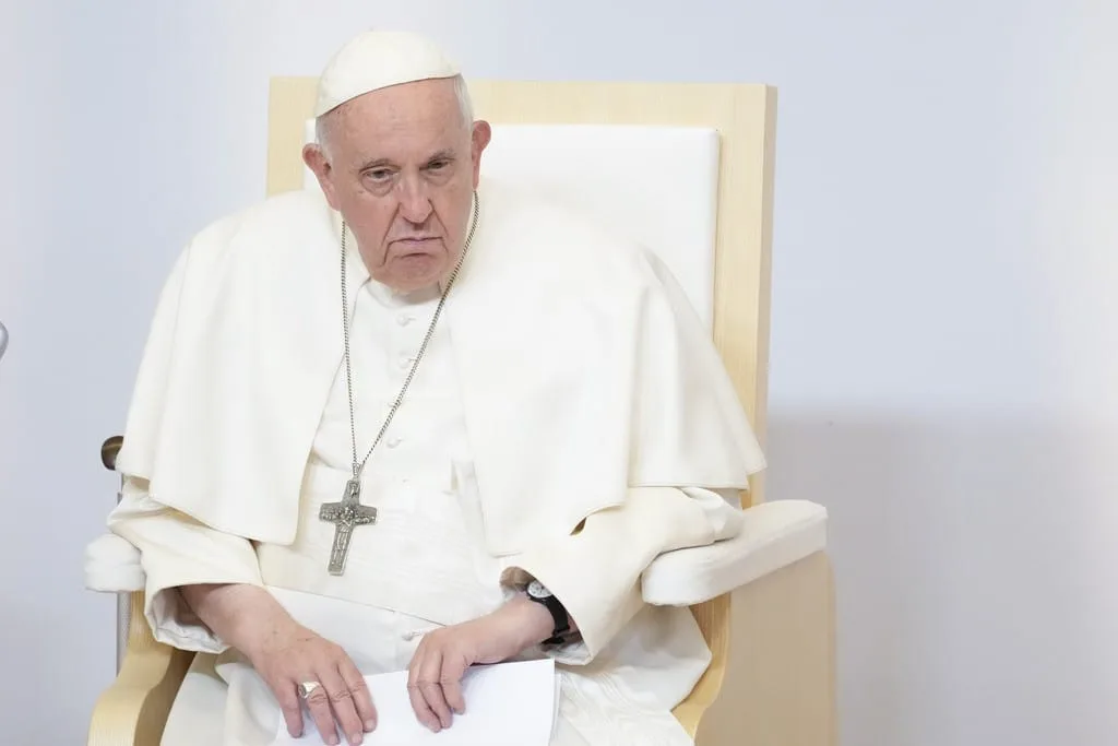 Papa se pojavio pred vjernicima u Vatikanu i poželio im srećan Uskrs