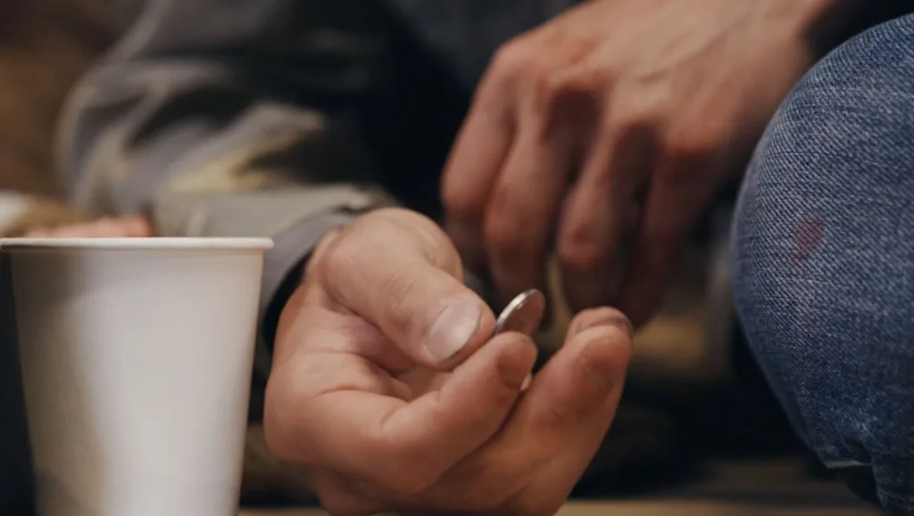 Uhapšena Ulcinjanka koja je sestričinu i dječaka iz Tuzi fizički zlostavljala i prisiljavala na prosjačenje