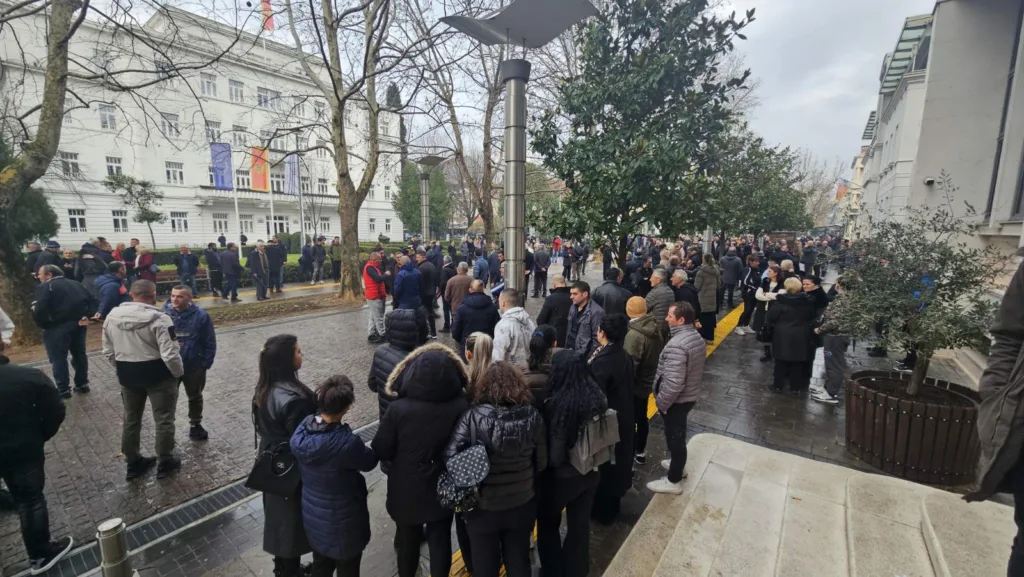 Podrška Kneževiću, Vukićević i Zogoviću: Mještani Zete se okupljaju ispred DNP-a