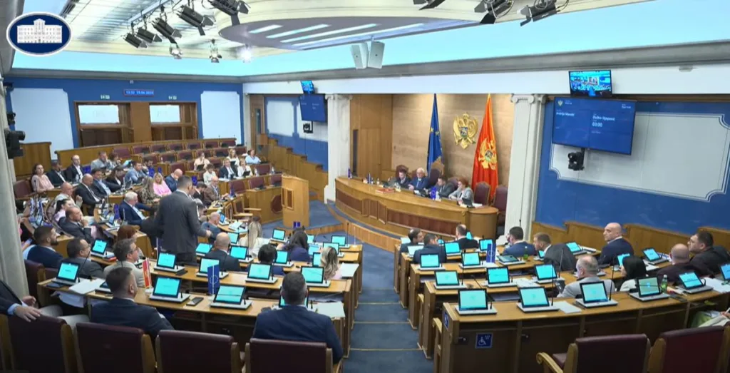 Novaković Đurović: Krši se procedura; Radunović: Žulja vas Velje brdo