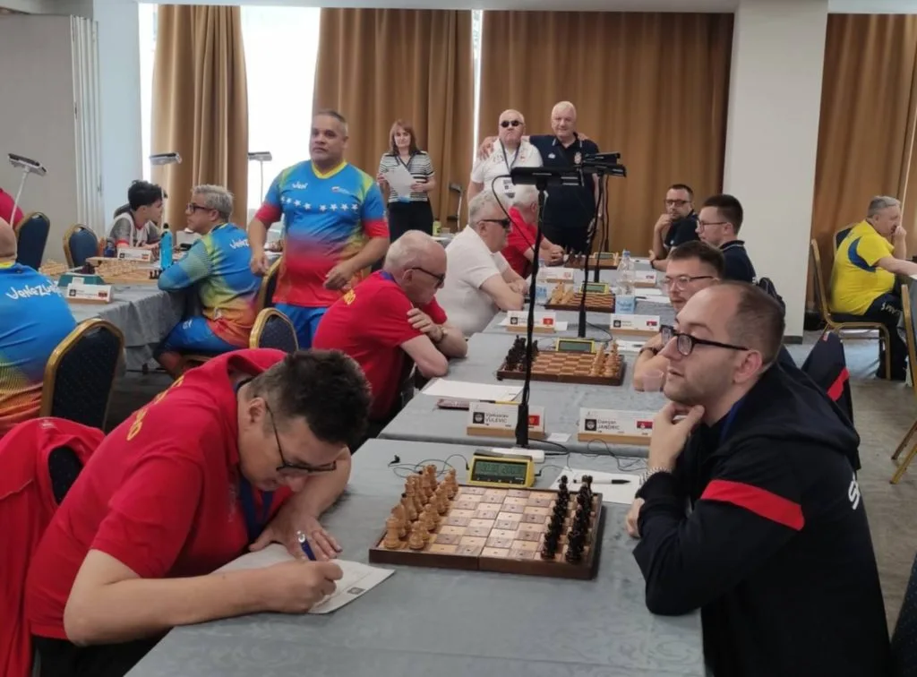 Crnogorski šahisti nakon pet sati igre poraženi od prvog tima Srbije