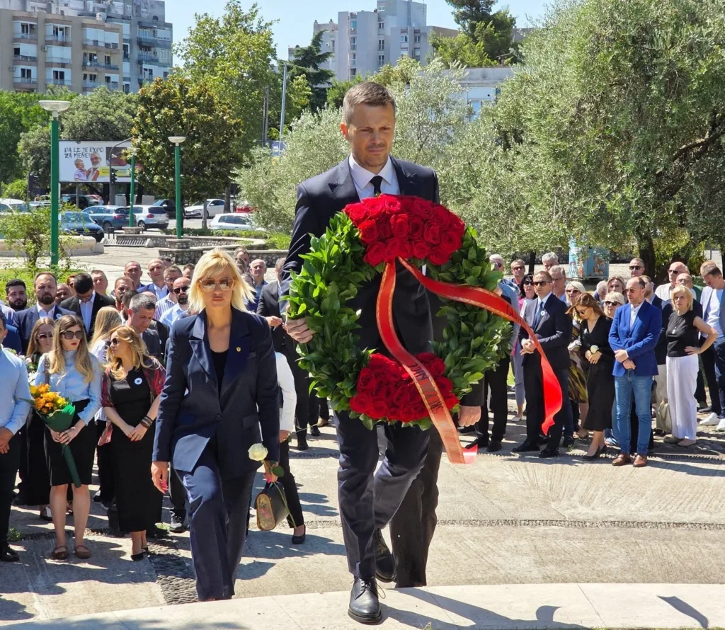 Delegacija Glavnog grada položila vijenac na spomen-obilježje na Pobrežju