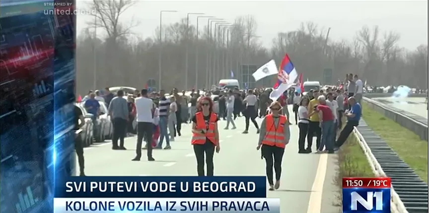 Protest 15. za 15 ipak ispred Skupštine, u Beogradu obustavljen javni prevoz