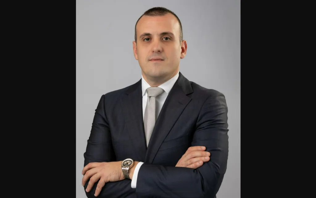 (VIDEO) Advokat Miloš Komnenić donio lažnu mjenicu od 42 miliona eura, Dakić i Žugić zažmurili, građani prevareni, tužilaštvo i dalje nijemo