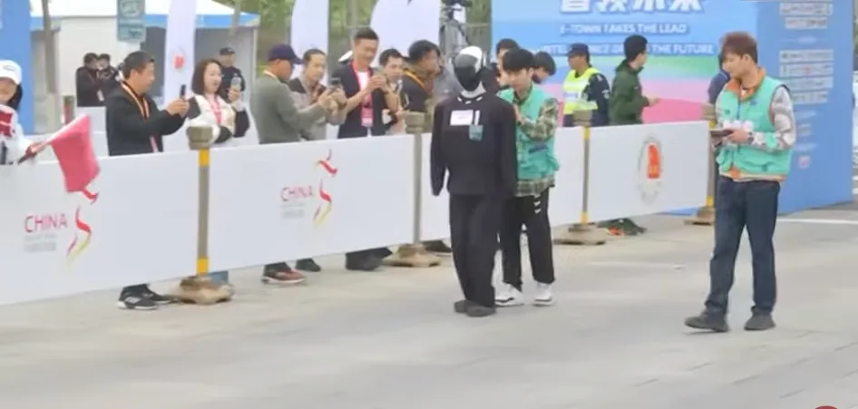 (VIDEO) Roboti trčali polumaraton s ljudima u Kini