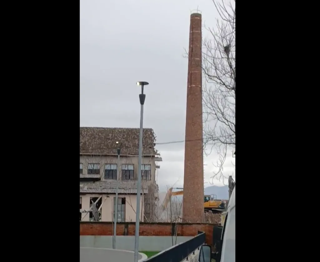 VIDEO – Zabjelčani uznemireni zbog rušenja fabrike: “Građena je od azbesta, inspekcija hitno da izađe na teren”!