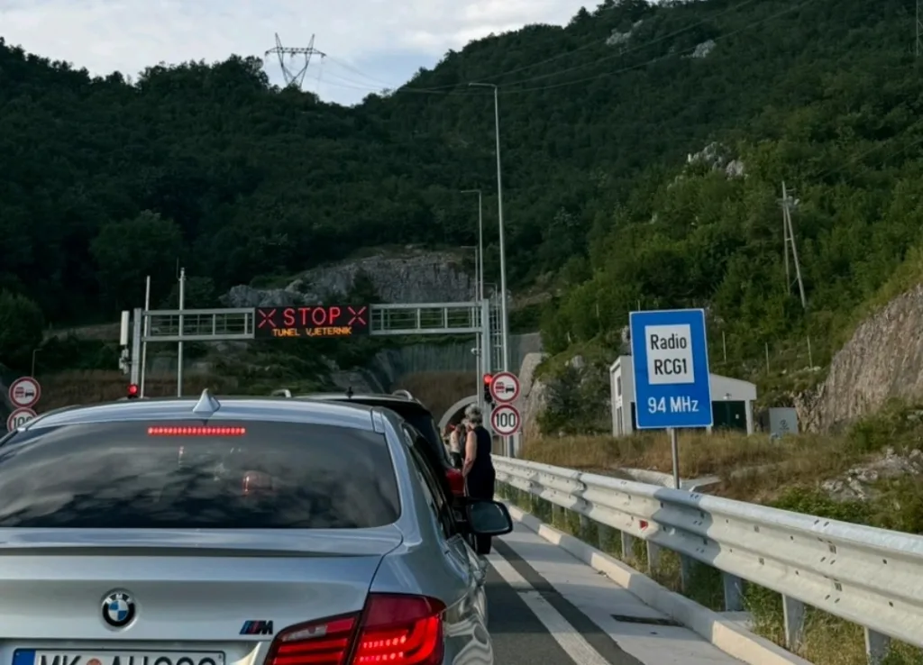 Gorjelo vozilo u tunelu Vjeternik