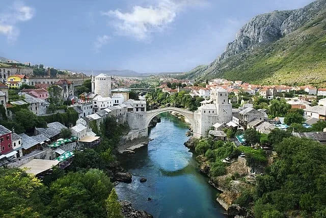 Mostar: Strani turista samoinicijativno skočio sa Starog mosta, zamalo stradao, a onda dobio i batine